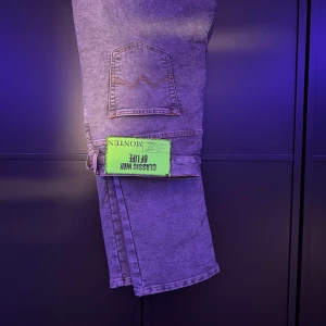 Grå jeans från Montén - Snygga grå jeans från Montén med klassisk design och limiterade. De har en rak passform och är tillverkade i ett slitstarkt denimtyg. Perfekta för en stilren look. 