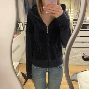 Mörkblå hoodie med dragkedja - Säljer en mörkblå hoodie med dragkedja och huva. Hör av dig vid intresse💙