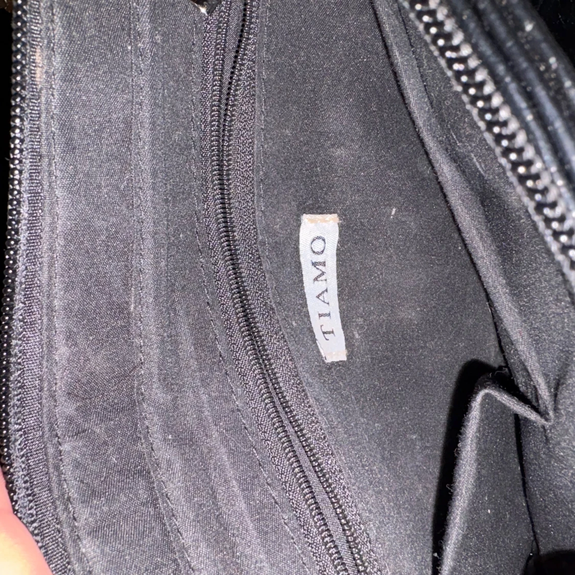 Svart axelväska med kedja från Tiamo - 2