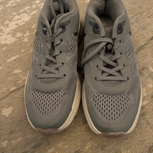 Grå/blå sneakers från Endurance - Snygga blå/grå sneakers från Endurance med ventilerande meshdetaljer och snörning. Perfekta för en aktiv livsstil med en bekväm sula som ger bra stöd.