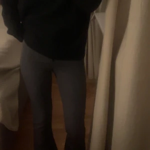 kostymbyxor  - Snygga grå bootcut byxor i en stilren design. Perfekta för en trendig look med en bekväm passform. Byxorna har en klassisk bootcut-stil och är i en neutral grå färg som passar till det mesta.