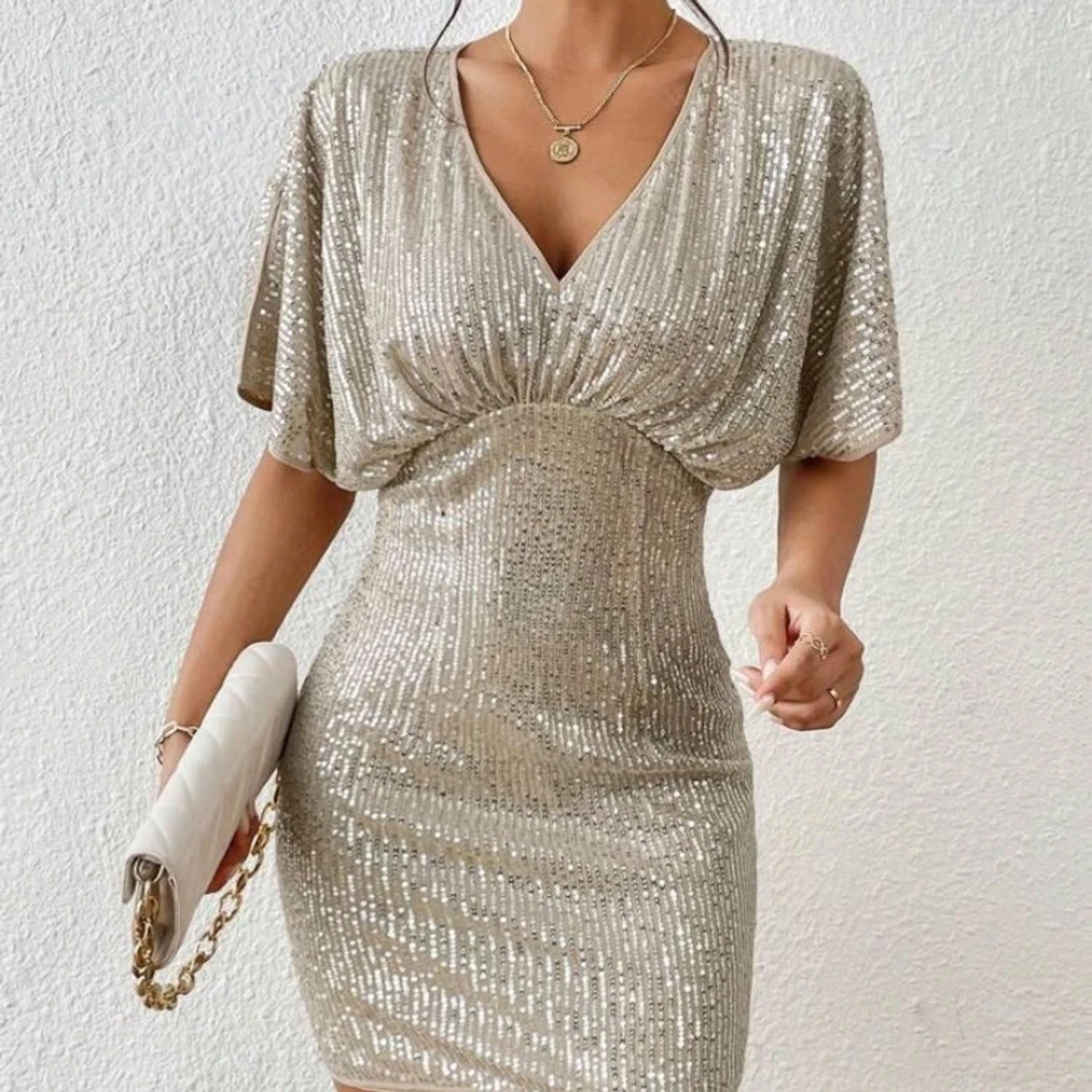 Glittrig kortklänning i silver - 1