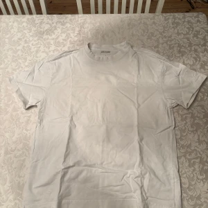 Vit t-shirt från Weekday oversized - Oversized T-shirt från weekday säljes i storlek S. Köparen står för frakten