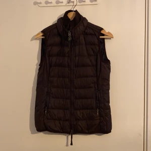 Svart dunväst med dragkedja - Säljer en svart dunväst med dragkedja och hög krage. Västen har en cool patch på baksidan, den har små fläckar på baksidan men de syns inte så mycket. Endast på nära håll. Nypris för denna ligger på 1399. Jag säljer den endast för 600 eftersom fläckarna 🩷 den är i storlek S. Detta är en light weight jacka väst som passar perfekt till sommaren💕