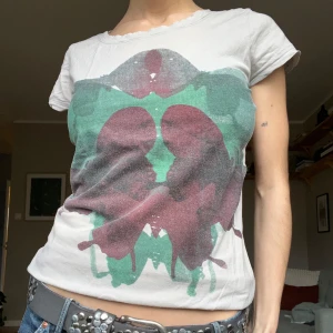 Tshirt - Cool tshirt med print🌺