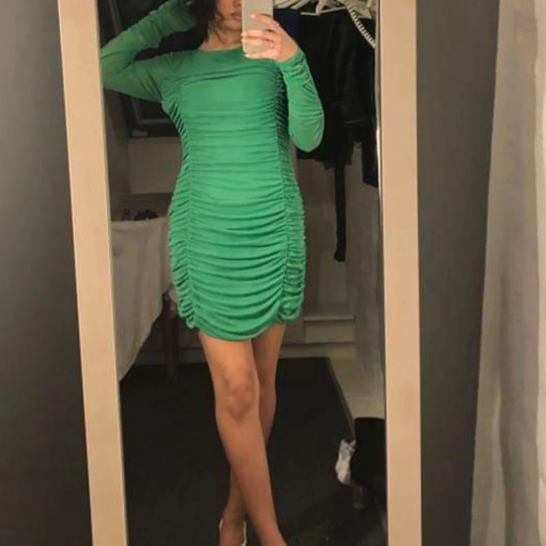 Grön klänning med rynkdetaljer - 1