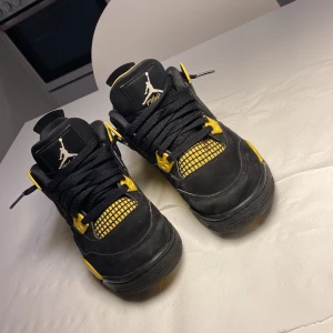 Air Jordan 4 Yellow thunder - Ett par riktigt snygga jordans som passar mindre folk. Bra skick men lite slit i hälen på sulan.