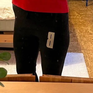 Svarta träningstights från Björn Borg - Jättefint skick. Lite högre i midjan. Dragkedja vid foten, snörning i midjan. Lite tunnare material men ändå rejält pga bra kvalitet. Storlek 40. Rätt flexibla i storleken. Skriv om du vill ha mer bilder, har frågor eller bud. 