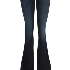 Mörkblå bootcut jeans från Diesel - Snygga mörkblå bootcut jeans från Diesel med stretch. De har en klassisk femficksdesign och en knappgylf. Perfekta för en avslappnad stil med en touch av retro. 33-36 rakt över (stretch) och de är 32 i längd!