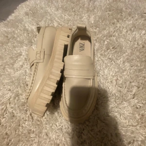 Beige loafers från Zara - Snygga beige loafers från Zara med en chunky sula och stilren design. Har använts en gång eftersom att de blev för små.🥰