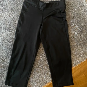 Active by Tchibo svarta träningstights, storlek S -  •Snygga, svarta träningstights med en liten gömd ficka.  •Tightsen har en normal midja och är 7/8-dels längd.  •Perfekta för träning eller vardag. •Använda vid få tillfällen och tvättade. Mycket fint skick •Bra kvalité och bekvämt material •Kommer från djurfritt och rökfritt hem