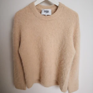 Stickad ulltröja Lovis Sweater från Twist & Tango  - Stickad ulltröja Lovis Sweater i färgen Beige, från Twist & Tango i 78% Alpaca. Storlek Small /Medium. Nypris 3000 kr. Nyskick.