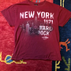 baggy hard rock cafe tshirt - helt okej kondition ett litet hål och wn liten prick med färg. 67x56