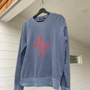 Ralph lauren sweatshirt - Ralph lauren sweatshirt i storlek S. Tröjan är i bra skick, önskas fler bilder eller andra funderingar är det bara att fråga.