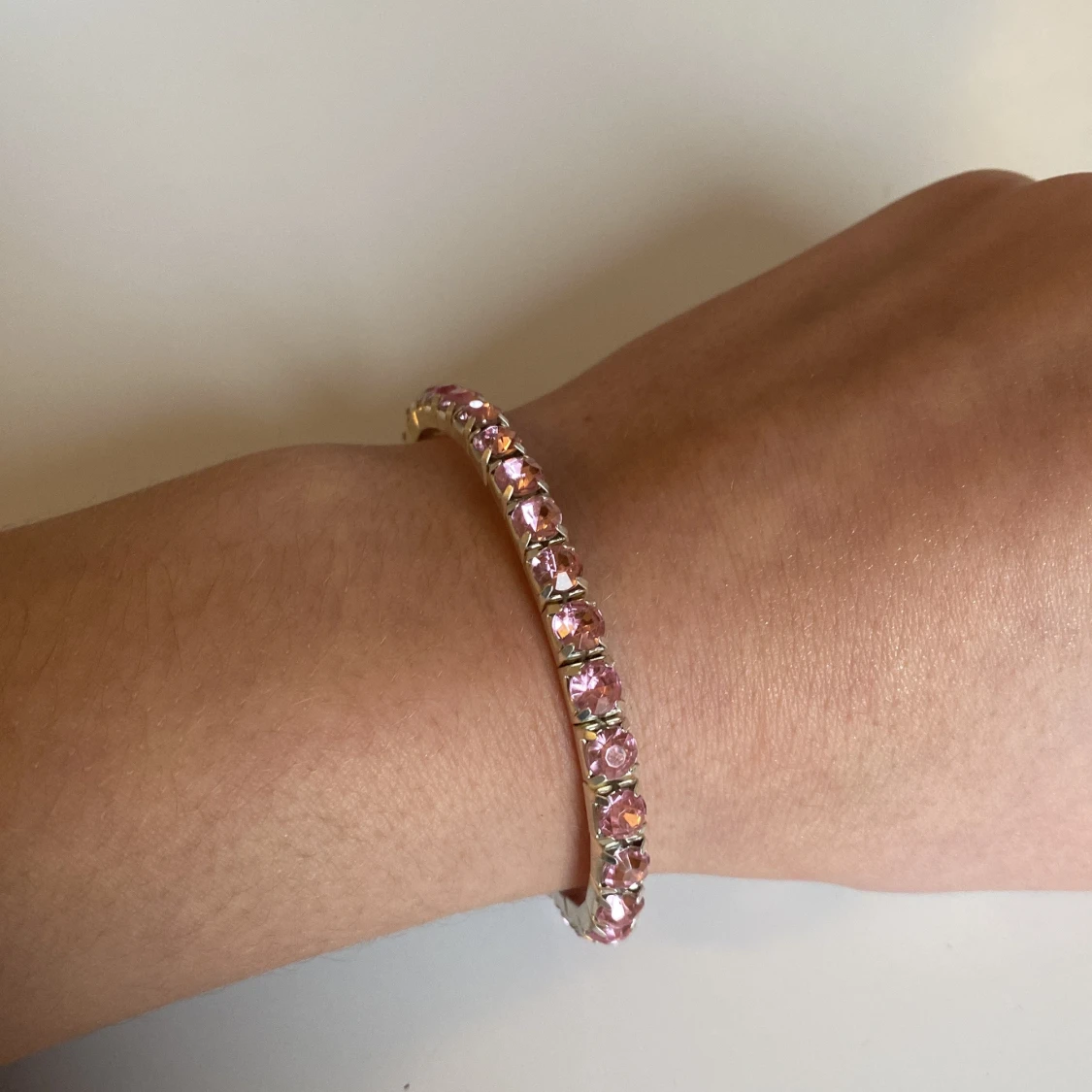 Silverfärgat armband med rosa stenar - 1