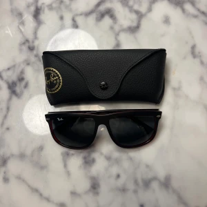 Ray Ban Boyfriend  - Säljer ett par helt oanvända boyfriend pga felköp, storlek 60-15