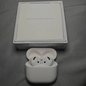 Bluetooth Hörlurar  - Fjärde generationen / gen 4 i super fint skick. Kommer med alla tillbehör. Nypris 1900kr. 100% nöjd garanti! Ni kan alltid returnera om ni inte skulle vara nöjda, oavsett anledning. Kolla gärna mina recensioner.