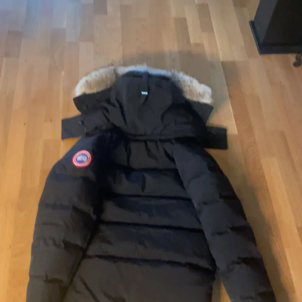 Säljer nu min Canada goose jacka. Svart färg med röd logga, pälsen går att ta av och på när man än vill. Jackan är helt ny och använd ungefär 1 vecka så skicket är lätt 10/10. Kan gå ner i pris vid snabb affär. Tveka inte att höra av dig vid frågor. . Takit.