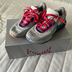 Lebron 20 Nike lifer - Helt fantastiska Lebron som är nästa sprillans nya säljer jag nu på grund utav att de kommer ej till användning och behöver stålar💸                       Skick 9/10 inga skador på skorna och låda finns som man kan se i bilderna👍                          Priset är inte hugget i sten och va inte rädd att fråga efter fler bilder😁