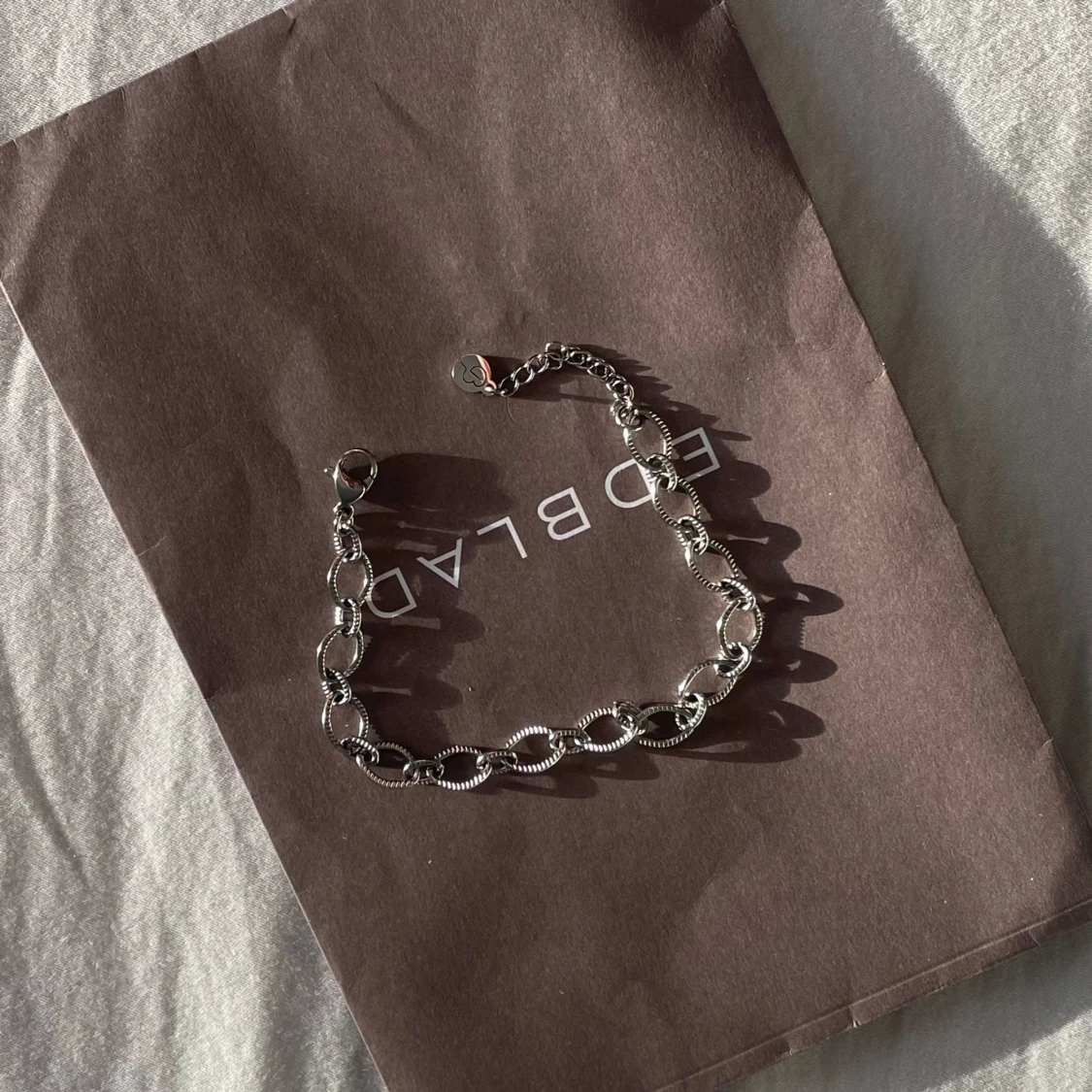 Silverfärgat armband med kedjedesign