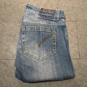 Dondup George  - MÄRKE DONDUP: MODELL GEORGE: PASSAR 30/32: NYPRIS 3 000/4 000: MITT PRIS 679: hör av er vid funderingar!😃