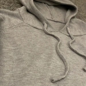 Grå merinoull hoodie - Grå merinoull hoodie helt nu skick 10/10. I storlek xs passar du som är runt 160-170. Nytt pris 1099kr mitt pris 599kr, priset kan diskuteras vid snabb affär, meddela vid frågor