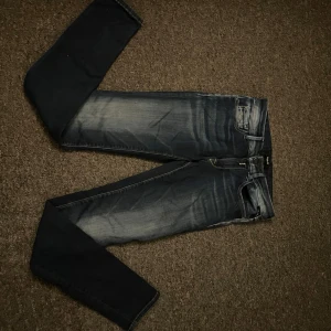 Replay jeans - Ett par riktigt snygga replay jeans. De är i storlek 27/32 och är i 10/10 skick. Passar till båda vardag och festliga tillfällen.