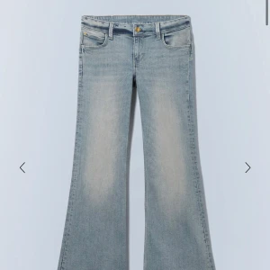 Ljusblå bootcut jeans - Snygga ljusblå bootcut jeans från cheap monday.