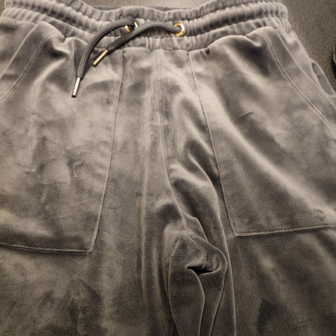 Grå mjukisbyxor med snörning - 3