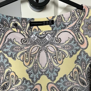 Mönstrad klänning från Atmosphere - Säljer en snygg mönstrad klänning från Atmosphere. Klänningen har ett färgglatt mönster i pastellfärger med inslag av gult, rosa och blått. Den har trekvartsärmar och en bekväm passform. Perfekt för dig som vill sticka ut med stil! 🌸något mindre i storlek, en 36 skulle nog säga.