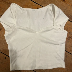 Vit tröja  - En vit tight t-shirt knapt använt pga att den är lite för liten. Jätte fint skick. Oklart vart den är köpt från.