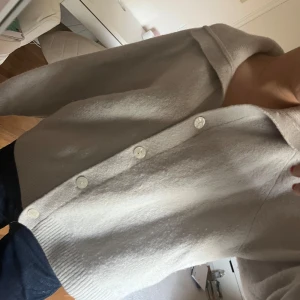 Kofta - En blåaktig kofta med krage. Super snygg o i bra skick endast lite små noppror som man kan se på bilden!💕💕