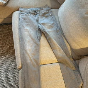 Grå slim jeans från H&M - Snygga grå slim jeans från H&M. De har en klassisk femficksdesign och är tillverkade i ett bekvämt denimtyg. Perfekta för en stilren look. 