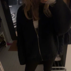 zara bomberjacka - intressekoll på denna populära zara jackan då jag inte är säker om jag vill sälja, storlek xs-s, skriv vid frågor eller fler bilder!!