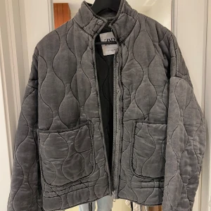 Grå quiltad jacka från Zara - Säljer en grå quiltad jacka från Zara, använd 1 gång så i väldigt bra skick. 