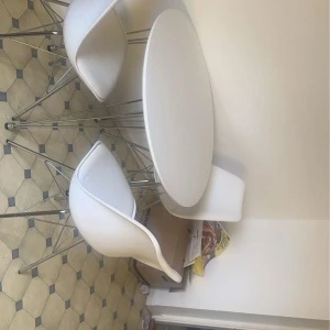 Vit matgrupp med runda stolar - Säljer en stilren vit matgrupp med ett runt bord och tre matchande stolar. Bordet har en slät yta och stolarna har bekväma sitsar med metallben. Perfekt för köket eller matsalen! Den finns att hämta i Nässjö! Skickas inte hem! 
