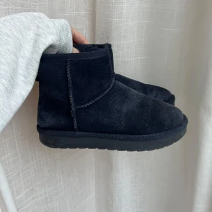 Skor - Uggsliknande skor i storlek 37 (men passar 38 också). I fint skick, använda men inga defekter 🤎