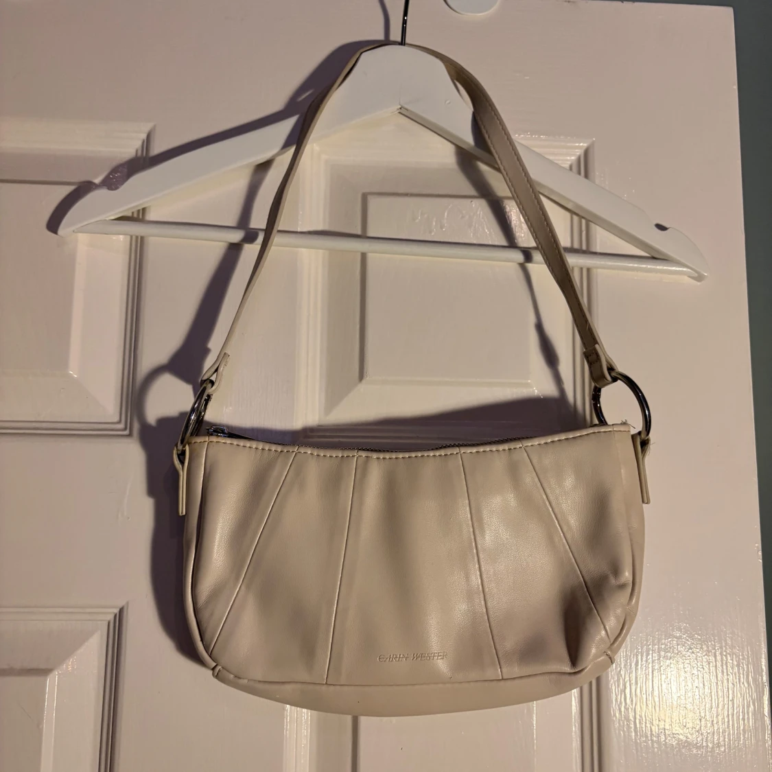 Beige axelväska från Carin Wester