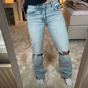Ljusa jeans med slitningar - Snygga ljusblå jeans från Zara  med slitningar och hål på knäna. Bra skick. 