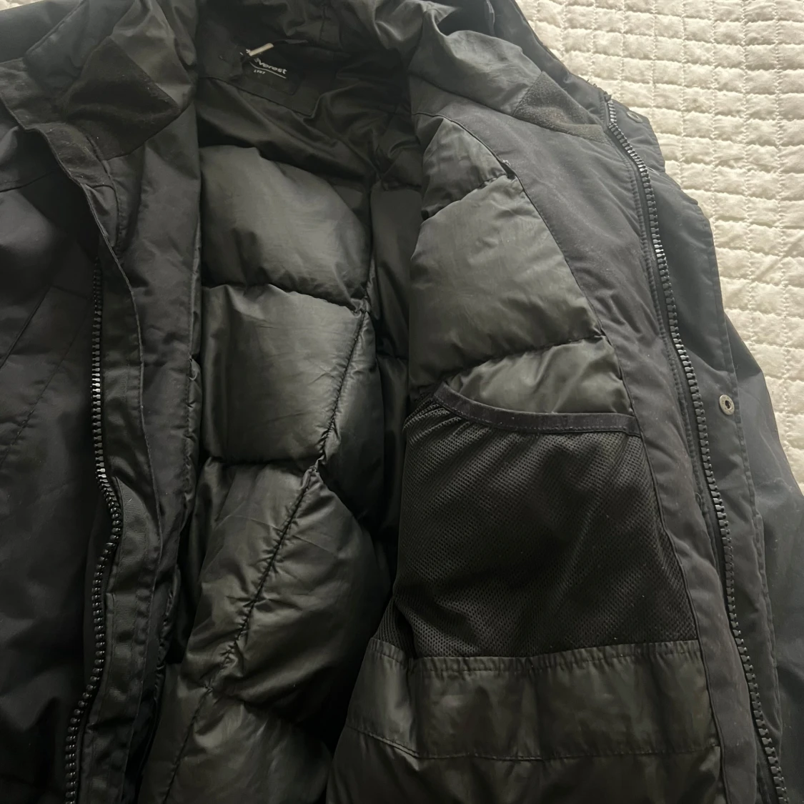 Svart dunjacka med huva - 1