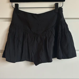 Helt ny Svart kjol från Zara - Köpte denna supersnygga svarta kjol i Tokyo men den satt inte helt perfekt på mig tyvärr :( den är helt nu med prislapp. Den har diskreta shorts under så man inte behöver riskera att flasha vilket jag älskar 🤍