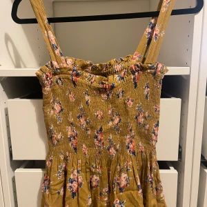 Blommig topp från zalando - Använd en gång. Perfekt för sommarens varma dagar! 🌸