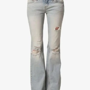 Ljusa jeans med slitningar - Snygga ljusa jeans med slitningar på låren och knäna. Dem är väldigt lika dem otroligt eftertraktade free people jeansen! De e insydda vid låren ! OBS har ingen lapp men ser precis ut som dom från free people