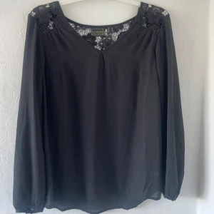 Svart Blus med spets - Säljer denna jätte fina svarta blusen från ett märke som heter ”bpc bonprix collection” köpt i USA💞 Inga defekter använd 1 gång!! 💞