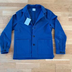 Overshirt  - Snygg overshirt från john Henric. Väldigt skönt material. Nypris: 1399 kr