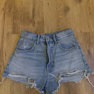 Blå jeansshorts från Zara - Säljer ett par blå jeansshorts från Zara, säljer pga ingen användning alls, så dom är i fint skick!💕