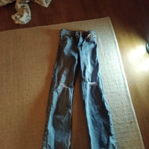 Ljusblåa only jeans med falska "ripps" - Ljusblåa only jeans med falska "ripps" kontakta mig vid frågor om mer bilder, mått, pris osv🥰