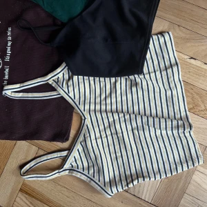 Randig linne i svart och gult - Säljer ett randigt linne i svart och gult med smala axelband. Perfekt för sommardagar och kan enkelt matchas med jeans eller shorts.   Rensar ur min garderob just nu🌼 Kika och se om du ser något mer i min profil som du gillar så skickar jag med det till dig också!😊 Fler kläder kommer! 
