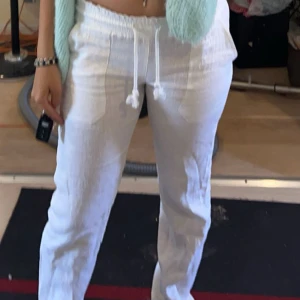 Vita linnebyxor från Skagen clothing - Snygga vita linnebyxor med snörning i midjan. Perfekta för en avslappnad stil. Byxorna har en loose passform och är högmidjade, vilket ger en bekväm och trendig look. Inga defekter, använd 2ggr. Pris kan diskuteras vid snabb affär❤️