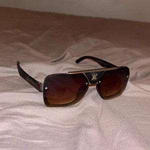 Lv glasögon  - Säljer dessa riktigt feta solglasögon från Louis Vuitton! Toppskick🙌       (Kan gå ner i pris)               Hör av dig vid minsta fundering🙌🙌              Inga defekter!
